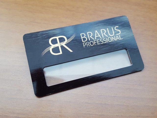 металлический бейдж черного цвета