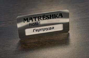 бейдж металлический с окном для отеля