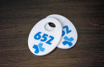 номерок овальной формы из оргстекла