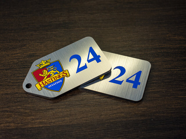 пластиковый номерок серебряного цвета