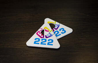 пластиковый номерок треугольной формы