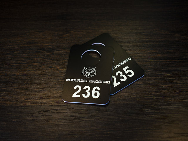 пластиковый номерок черного цвета